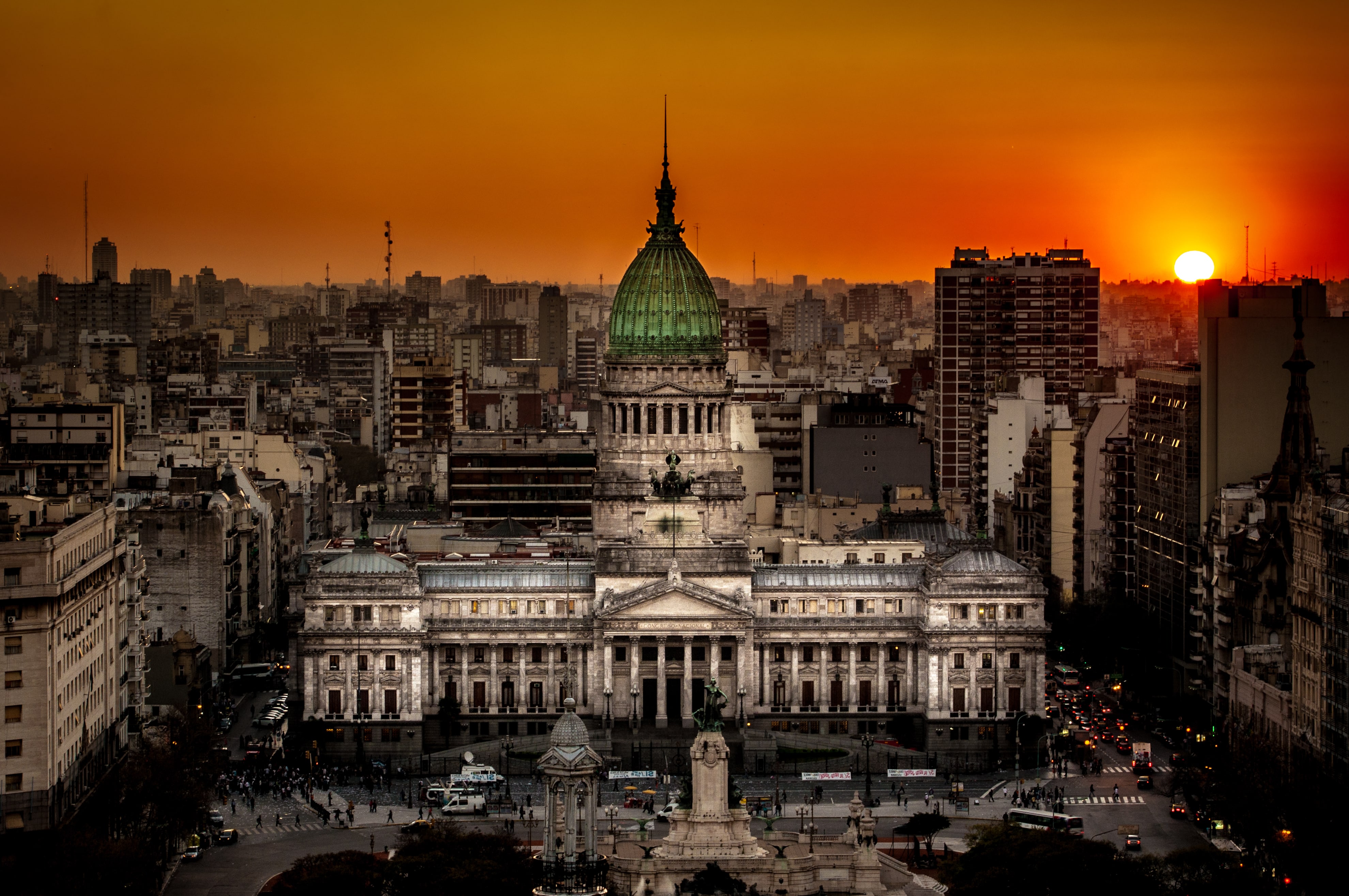 Atardecer_en_el_Congreso_de_la_Nación_Argentina-min